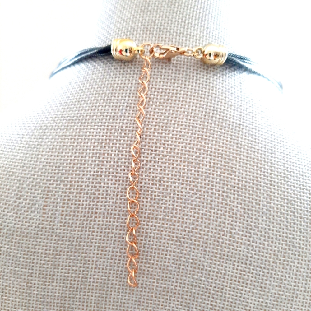 Chic Statement Necklace - Picture 2 of 6